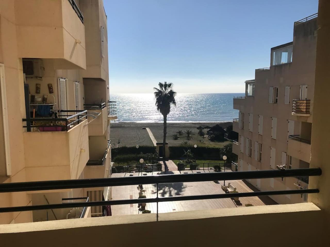 Espectacular Residencial En 1A Linea Con Piscina Apartment Benajarafe Bagian luar foto