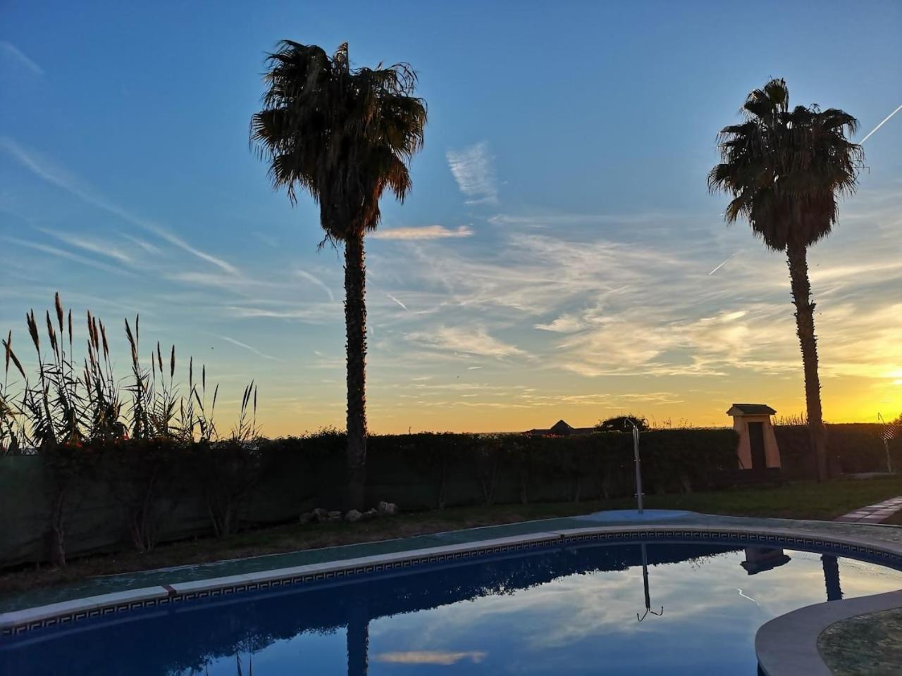 Espectacular Residencial En 1A Linea Con Piscina Apartment Benajarafe Bagian luar foto